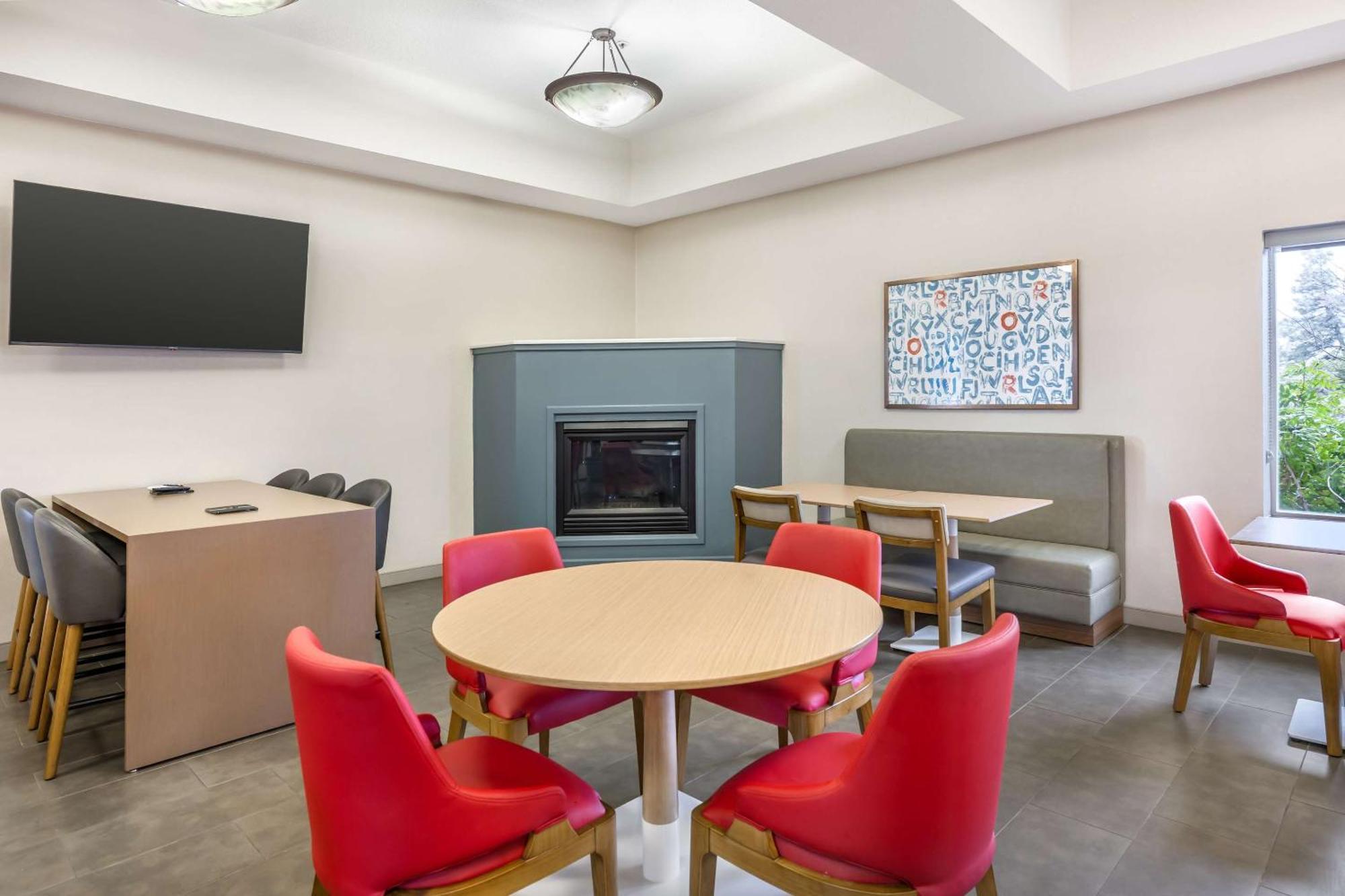 Comfort Suites Redmond Airport Exterior foto